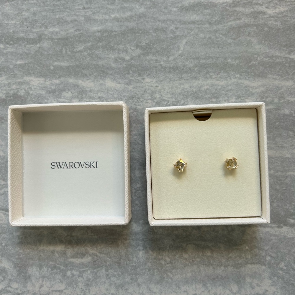 Swarovski Stilla stud earrings